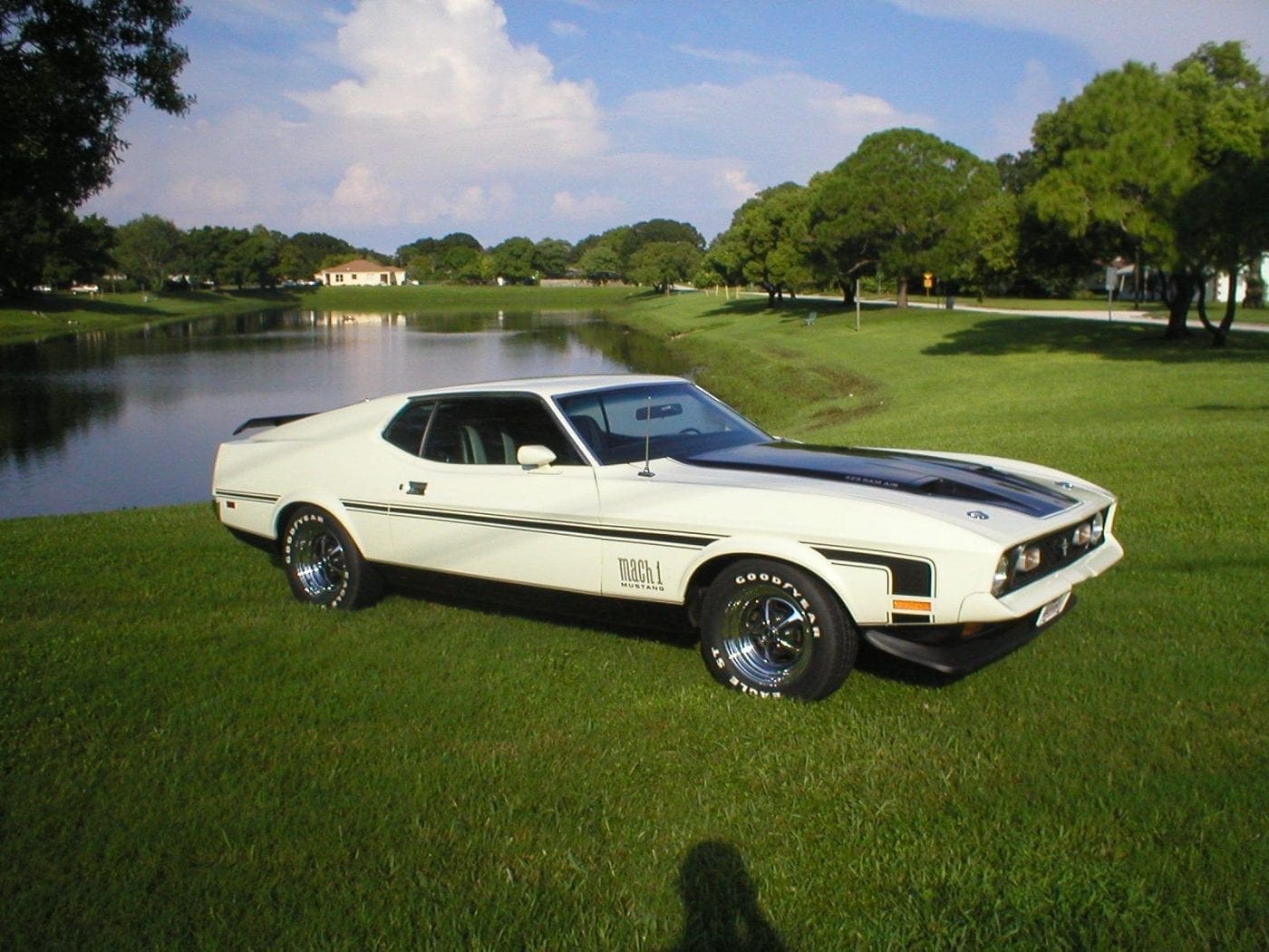 White 1972 Ford Mustang