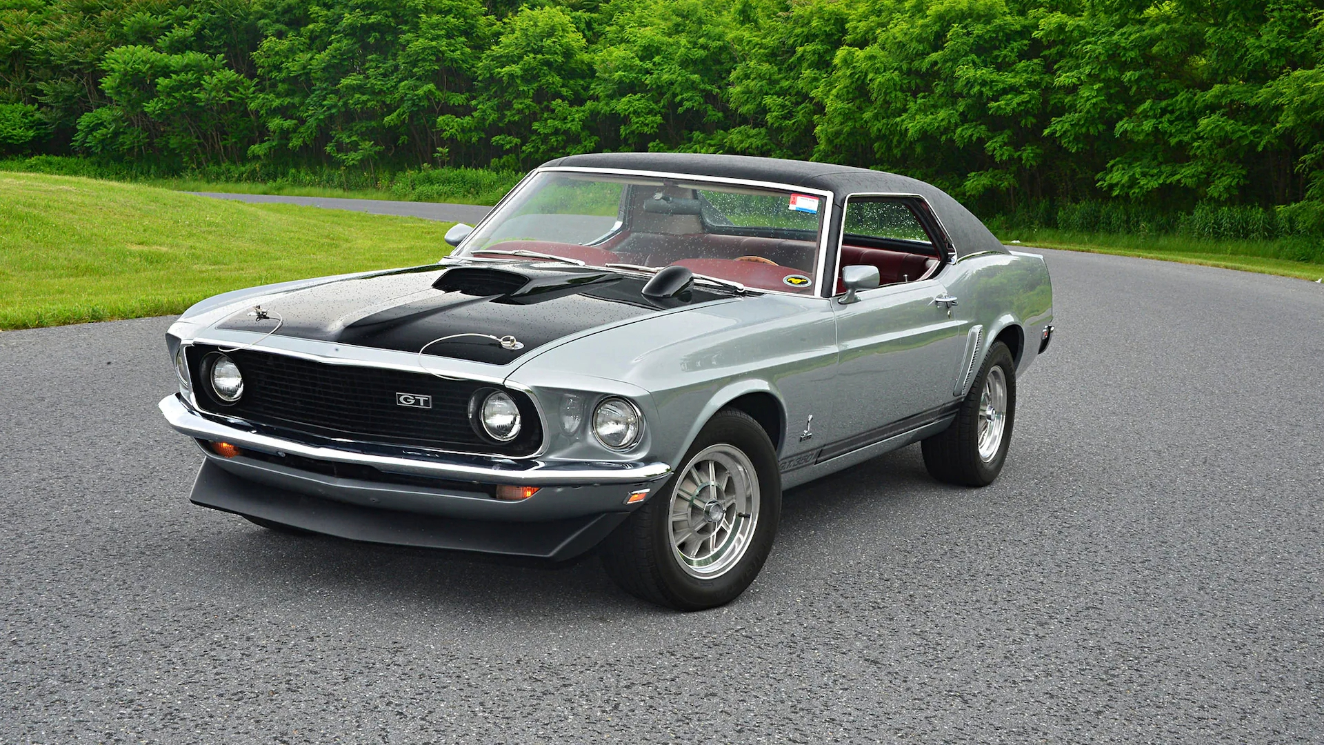 Three-quarter front view of a a Shelby de Mexico GT350