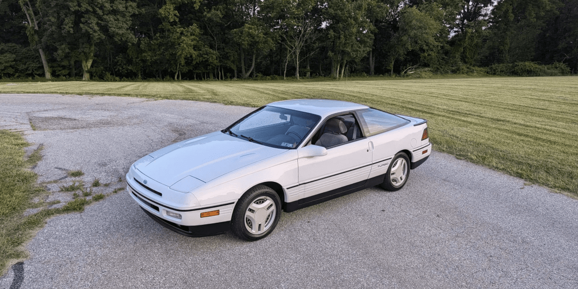 Three-quarter view of a 1989 white Ford Probe