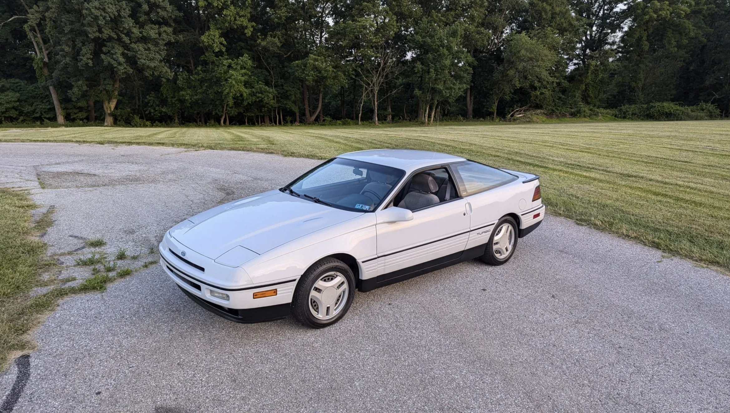 Three-quarter view of a 1989 white Ford Probe